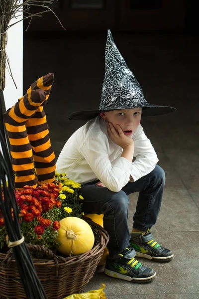 Halloween niño con cara cansada . — Foto de Stock