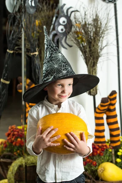 Halloween Petit garçon en toile d'araignée chapeau à rayures chaussettes . — Photo