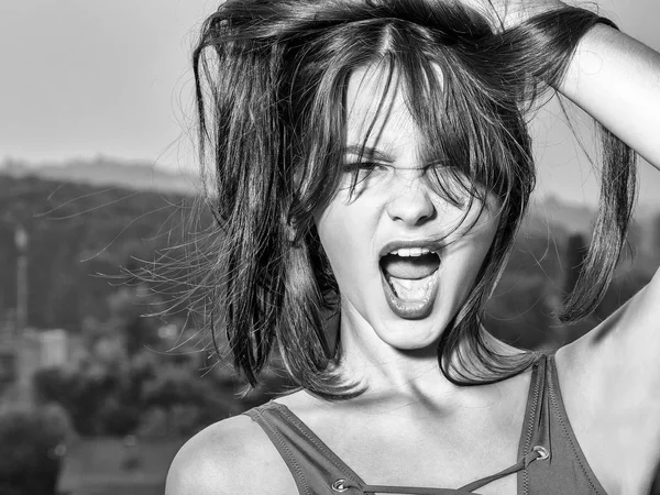 Jovem menina bastante expressiva — Fotografia de Stock