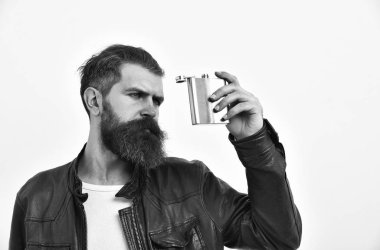 Metalik deri ceket kavanoza ile ciddi sakallı adam hipster