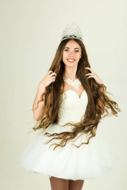 Uzun saçlı beyaz elbise ve taç kadın ile.