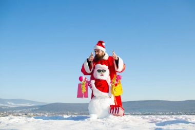 Mavi gökyüzü üzerinde kırmızı kostümlü mutlu hippi