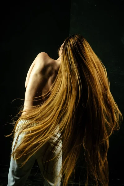 소녀는 검은색에 메이크업과 건강 한 머리카락. — 스톡 사진