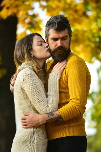 Mann und Frau an gelben Baumblättern — Stockfoto