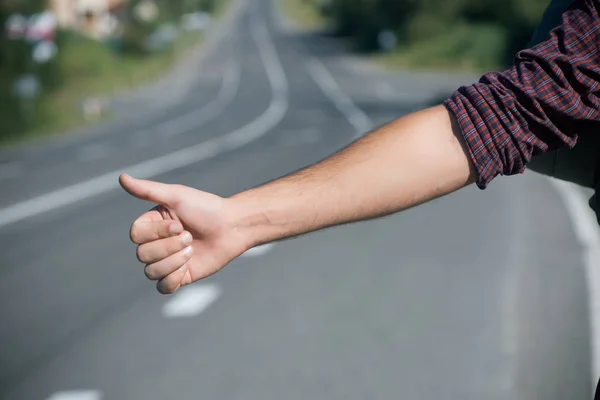 Duimschroef opwaarts mannenhand gebaar buitenshuis — Stockfoto