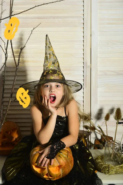 Маленькая ведьма с огромным фонариком — стоковое фото