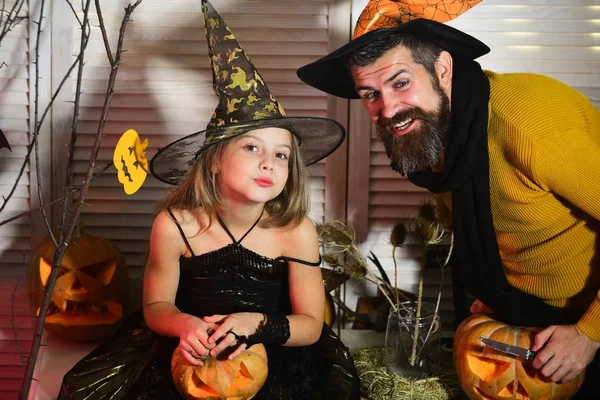 Vater und Tochter mit Halloween-Dekor. Halloween-Party-Konzept. — Stockfoto