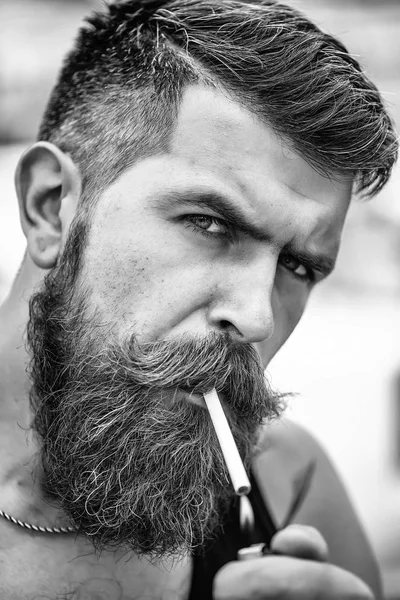 Hombre barbudo fruncido fumando cigarrillo — Foto de Stock