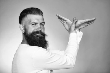 Sakallı adam elleriyle kuş şekli