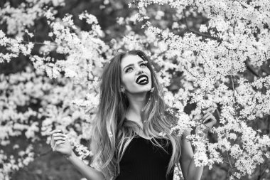 Çiçeği güzel kız