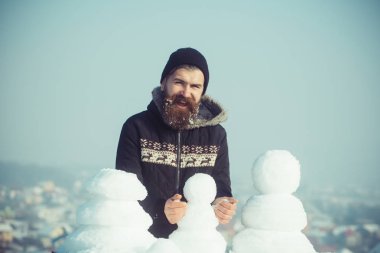 şapkalı uzun sakallı Noel adam kardan adam olun