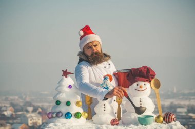 Beyaz üniformalı kepçe ile üzgün hipster