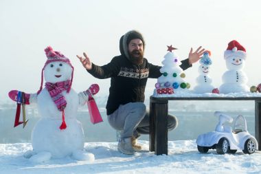 Elleri açık mutlu bir adam.