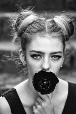 Kadın kırmızı haşhaş tohumu ile