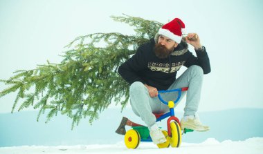 Noel Baba şapkası ve sportif giyim kış günü bisikletçi