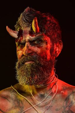 Cadılar Bayramı şeytan sakallı, kırmızı kan, yüzünde yaralar