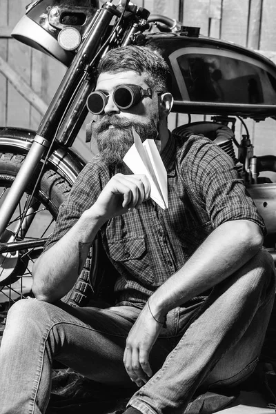 ひげを生やした男のヒップスター バイカー — ストック写真