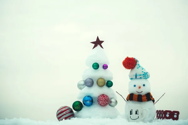Vánoční strom s míč dekorace, pohár a krabičce — Stock fotografie