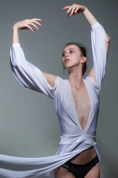 Menina em vestido elegante branco . — Fotografia de Stock