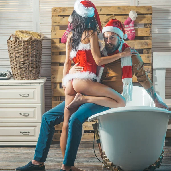 Natale uomo e donna coppia in bagno . — Foto Stock