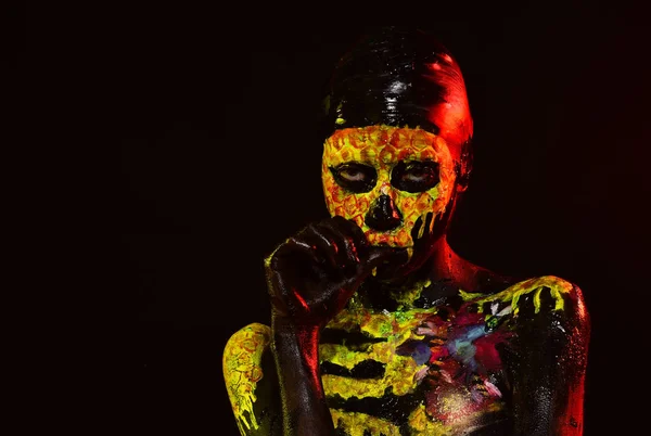 Chica de Halloween con la cara de la calavera pintura sobre fondo negro —  Fotos de Stock