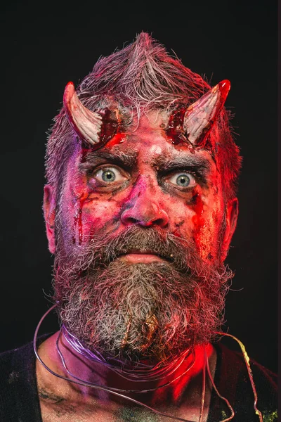 Halloween satana con barba, sangue rosso, ferite sul viso — Foto Stock