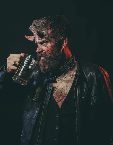 Halloween hombre demonio beber cerveza sobre fondo negro — Foto de Stock
