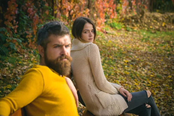 Outono feliz casal de menina e homem ao ar livre . — Fotografia de Stock