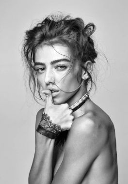 Güzel kız kelepçe ile üstsüz