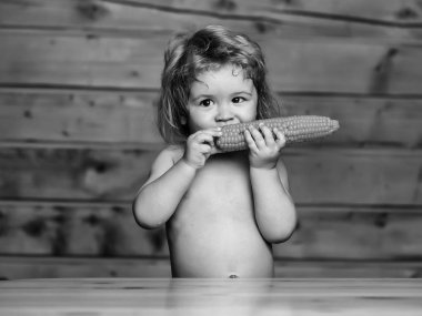 sarı mısır yeme komik küçük çocuk çocuk