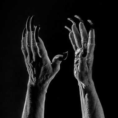 Uzun tırnaklı yaşlı kadın elleri