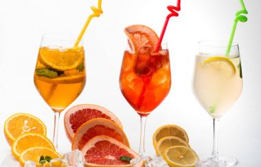 Alkollü içecek ve meyve restoranda.