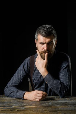 Ciddi sakallı bir menajer..