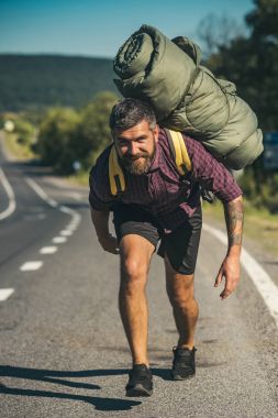 Adam uzun yürüyüşe çıkan kimse mutlu bend altında asfalt yolda sırt çantası