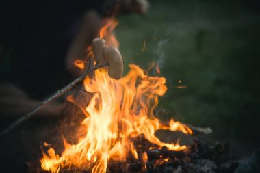 Sosis şenlik ateşi alev doğal çevre üzerindeki kavrulmuş Stick