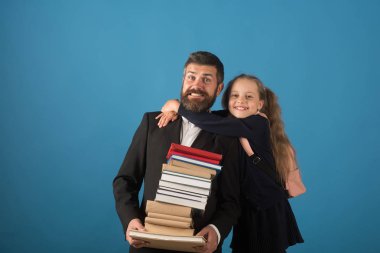 Aile ve ev eğitim kavramı. Baba ve kız öğrenci