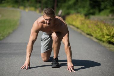 Adam yolda çalıştırmak için başlangıç konumu