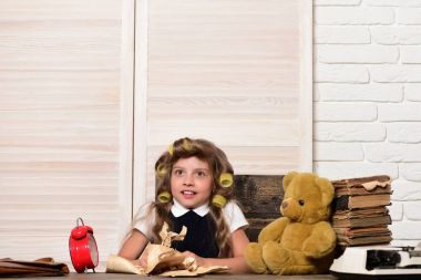 çocuk ile çalar saat.