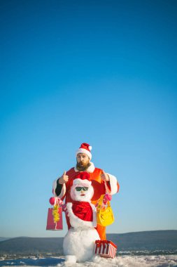 Mavi gökyüzü üzerinde kırmızı kostümlü sürpriz hipster