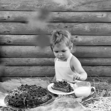 Küçük çocuk meyveli kek yiyor