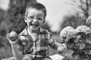 Gülen çocuk pikniğe