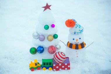 Mavi arka plan üzerinde kar heykeller