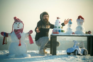 Açık elle mutlu hippi