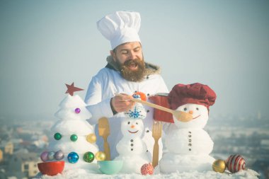 Chef şapka ve üniforma kış gününde mutlu hippi