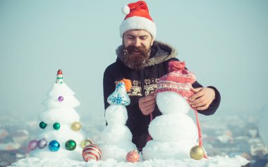 Kırmızı santa claus kap içinde gülümseyen hipster
