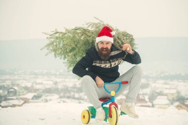 Üç tekerlekli bisiklet üzerinde karlı manzara kişini