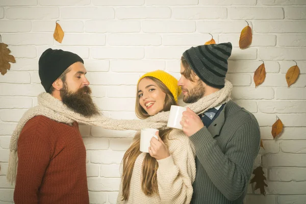 Chica y los hombres en la pared de ladrillo beber vino caliente . — Foto de Stock