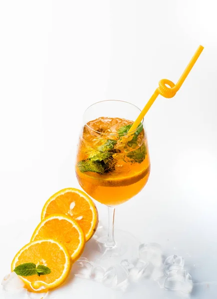 Fruit snijden en cocktailglas op balk. — Stockfoto