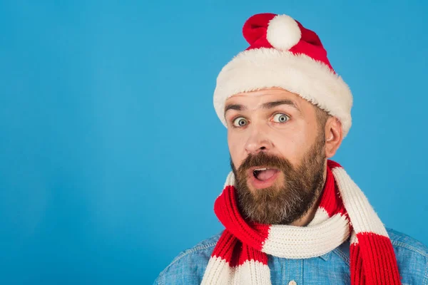 Christmas santa man met verbaasd gezicht in de rode hoed — Stockfoto
