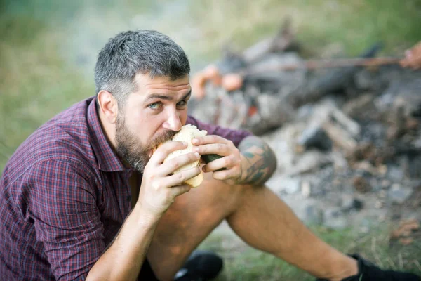 Hipster homme avec barbe manger sandwich le jour de l'été — Photo